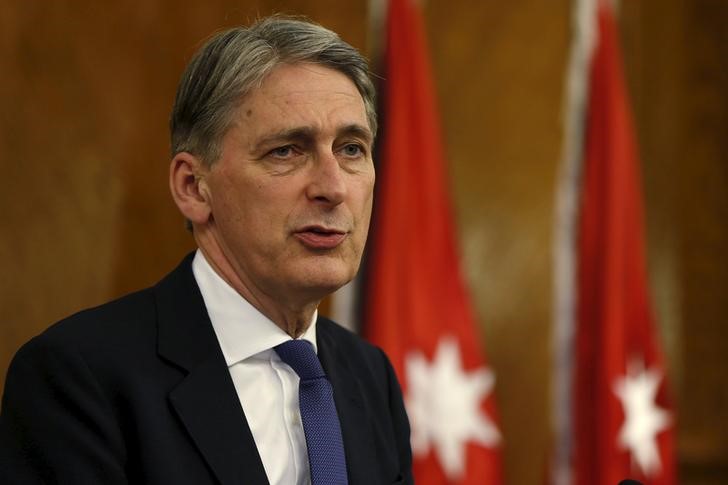 © Reuters. Britain's Foreign Secretary Philip Hammond speaks during a joint news conference with Jordan's Foreign Minister Nasser Judeh at the Foreign Ministry in Amman, Jordan