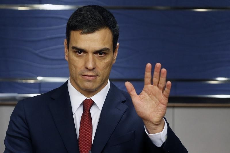 © Reuters. Spain's Socialist Party leader Pedro Sanchez gestures during a news conference in the Parliament in Madrid