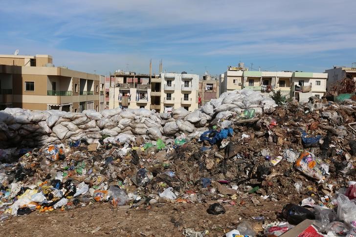 © Reuters. في أزمة النفايات بلبنان: الروائح الكريهة سياسية أيضا