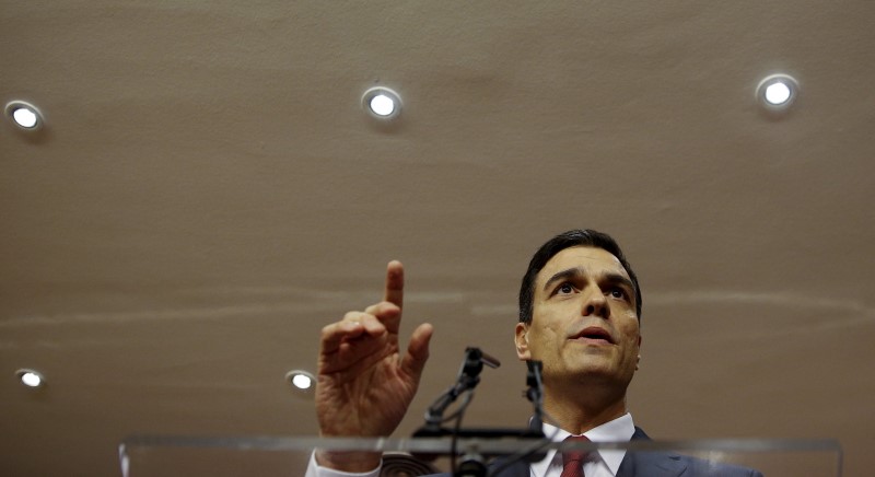 © Reuters. El rey encarga a Pedro Sánchez que intente formar Gobierno