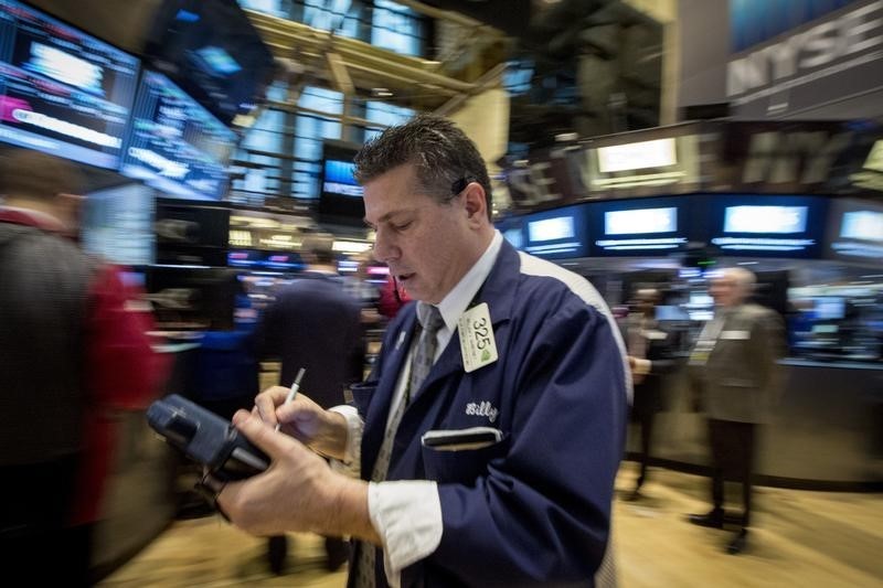 © Reuters. Traders works on the floor of the New York Stock Exchange