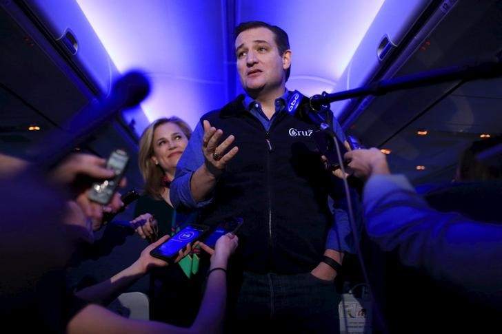 © Reuters. U.S. Republican presidential candidate Ted Cruz and his wife Heidi speak to the press aboard a plane en route to a campaign event in Piedmont