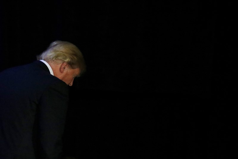 © Reuters. Republican U.S. presidential candidate Donald Trump leaves the stage at his caucus night rally in Des Moines