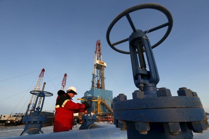 © Reuters. Рабочий на Имилорском нефтяном месторождении Лукойла близ Когалыма