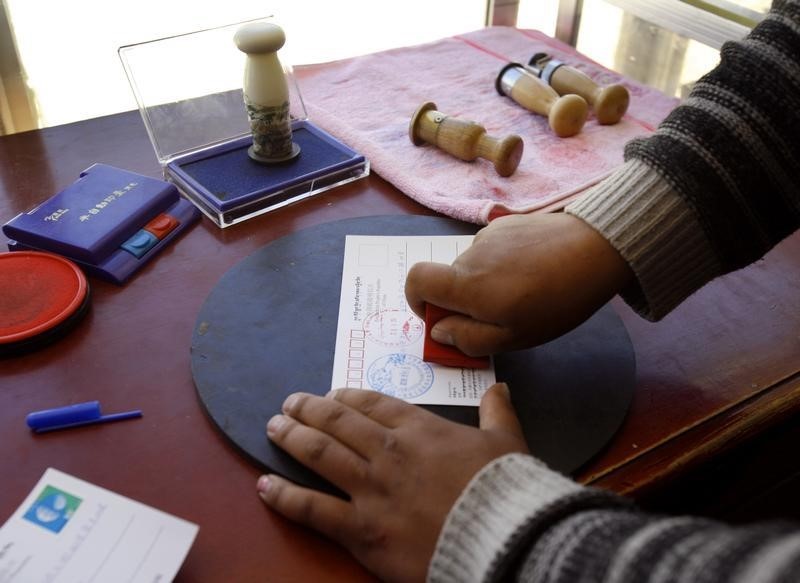 © Reuters. Un impiegato a lavoro in un ufficio postale 