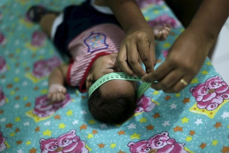 © Reuters. DAVANTAGE DE CAS DE MICROCÉPHALIE LIES À ZIKA AU BRÉSIL