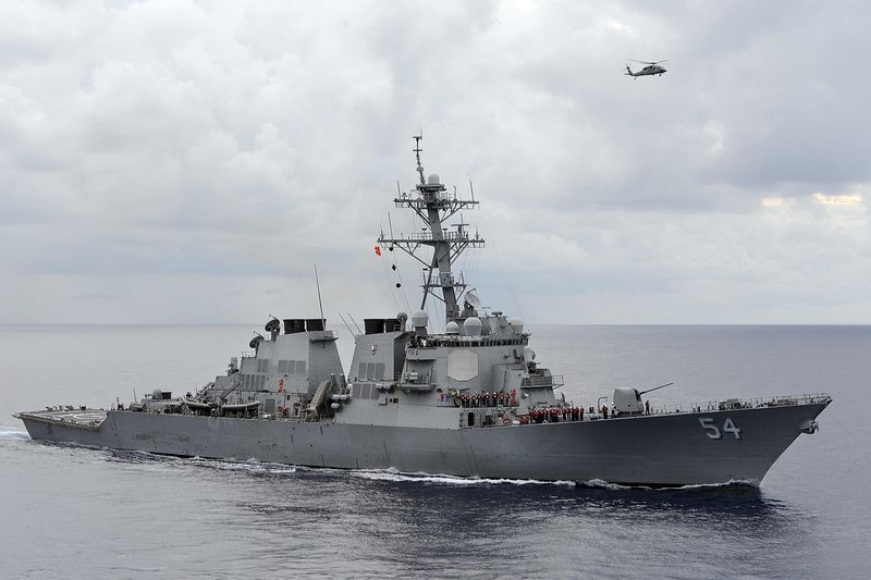 © Reuters. أمريكا تبدي استعدادها لتسيير دوريات مع الفلبين في مياه متنازع عليها مع الصين