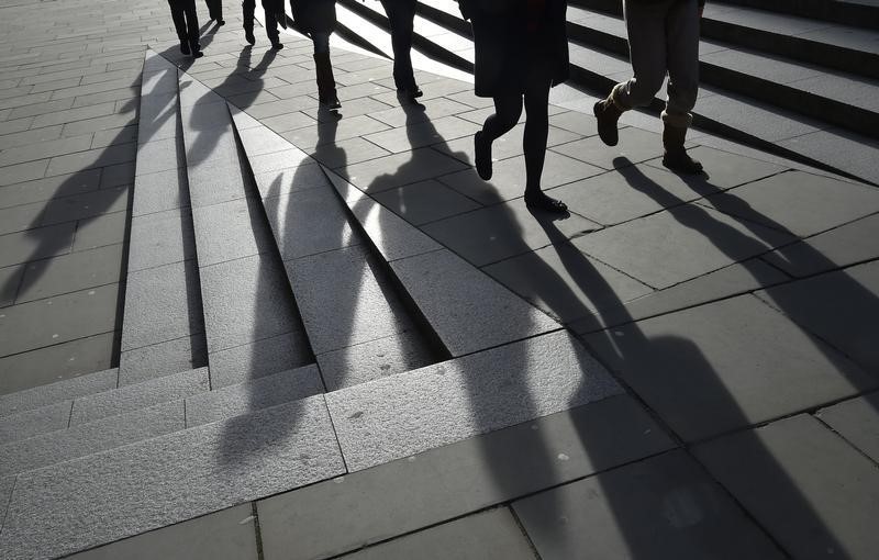 © Reuters. Workers are seen walking during the lunch hour in the City of London, in Britain