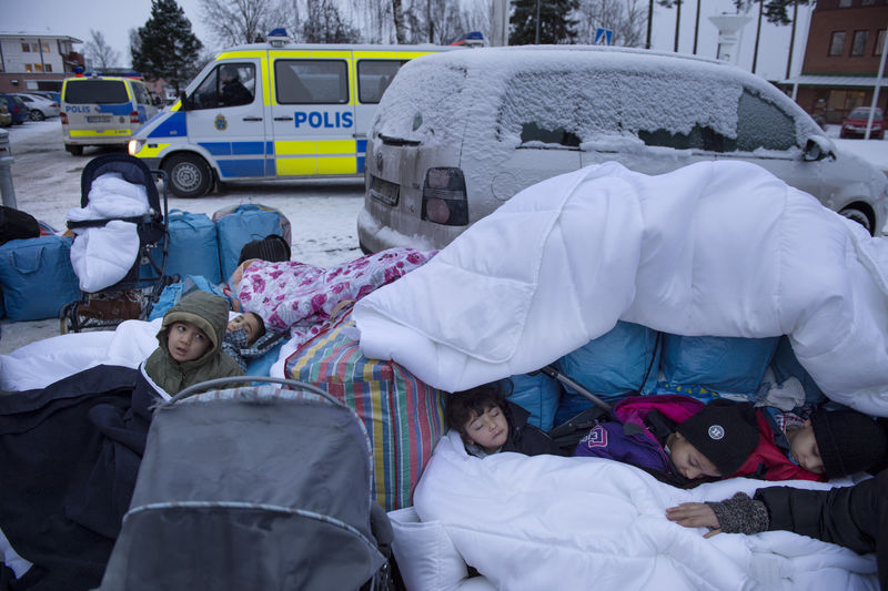 © Reuters. File photo of Syrian children Nor, Saleh and Hajaj Fatema sleeping outside the Swedish Migration Board in Marsta, outside Stockholm