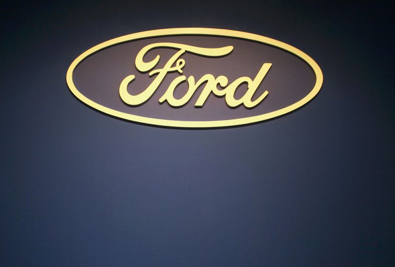 © Reuters. File photo of the logo of carmaker Ford in Cologne