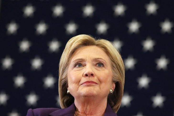 © Reuters. U.S. Democratic presidential candidate Hillary Clinton is backdropped by a U.S. flag during a campaign rally at in Hampton, New Hampshire