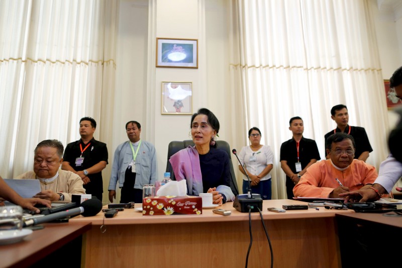 © Reuters. Myanmar's National League for Democracy leader Aung San Suu Kyi talks to journalists during her meeting with the media in her office at the parliament in Naypyitaw