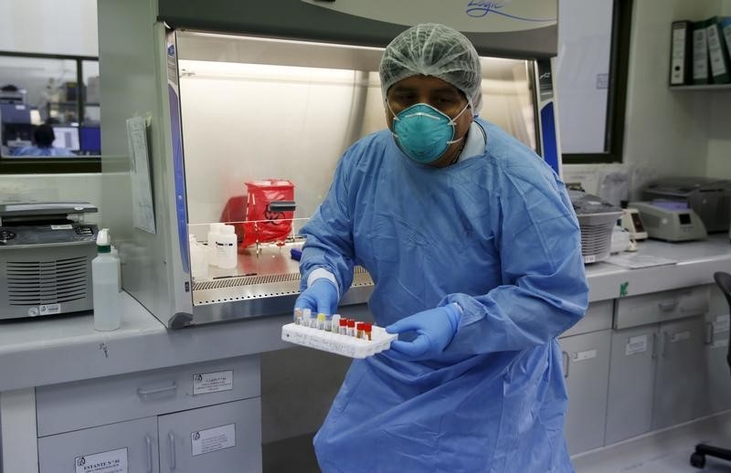 © Reuters. Pfizer, J&J y Merck evalúan tecnologías para hacer vacuna contra virus Zika