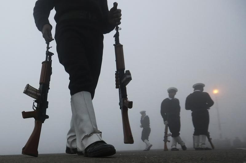 © Reuters. الهند تبحث عن عشرة جنود مفقودين بعد انهيار جليدي