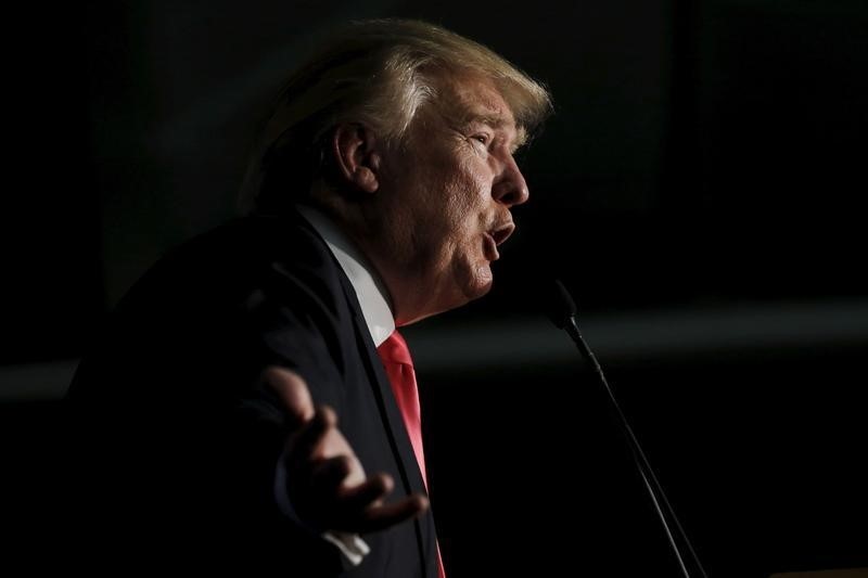 © Reuters. Republican presidential candidate Donald Trump speaks at a campaign rally in Milford