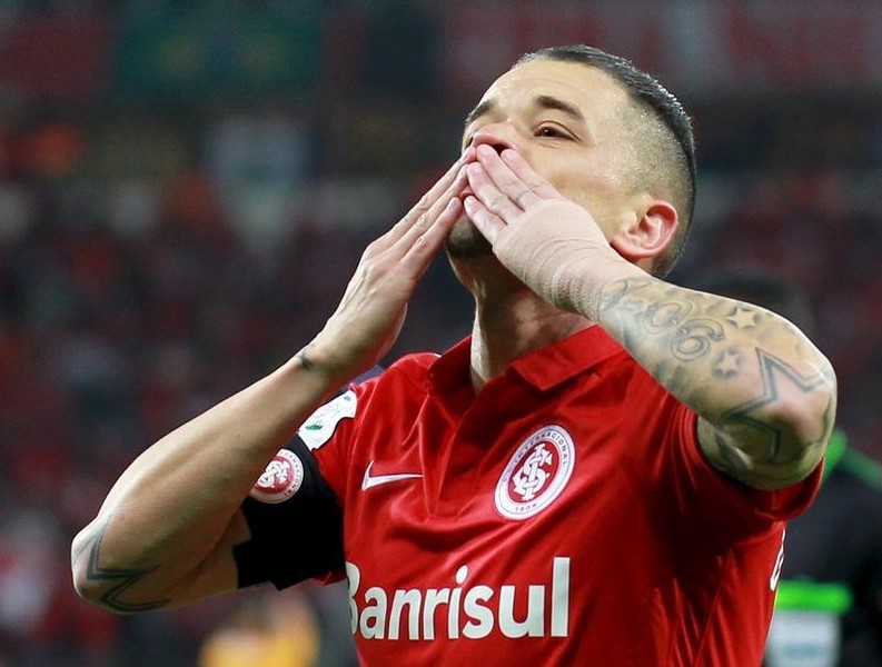 © Reuters. D'Alessandro comemora gol do Inter contra o Tigres 