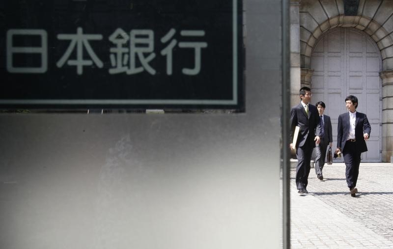 © Reuters. People walk out from Bank of Japan headquarters in Tokyo