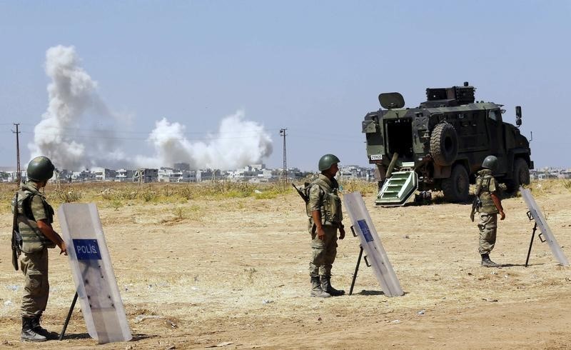 © Reuters. سقوط قذائف مورتر من سوريا قرب جنود أتراك