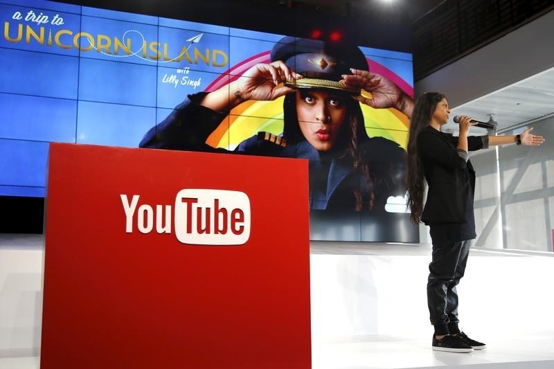 © Reuters. YouTube star Lilly Singh unveils YouTube's new paid subscription service at the YouTube Space LA in Playa Del Rey, Los Angeles