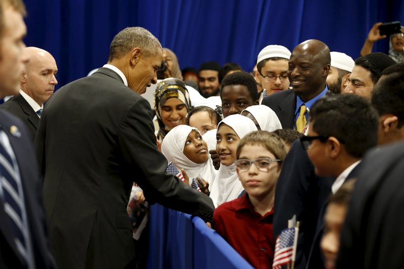 © Reuters. Obama greets students after his remarks at the Islamic Society of Baltimore mosque in Catonsville, Maryland