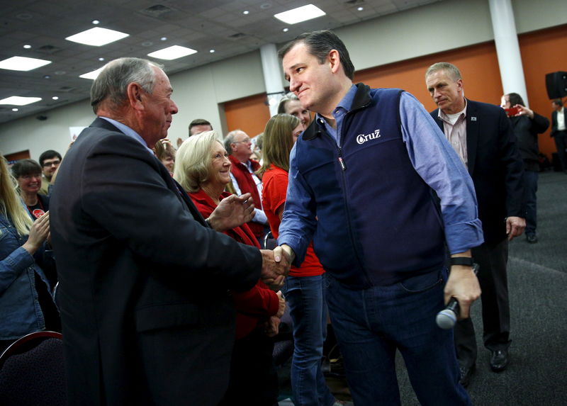 © Reuters. U.S. Republican presidential candidate Ted Cruz greets supporters during a campaign event in Piedmont