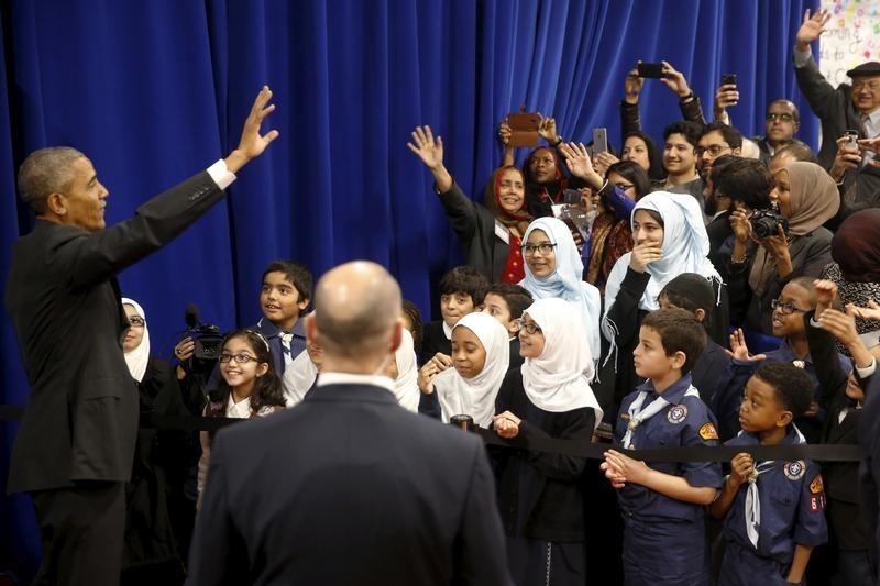 © Reuters. أوباما يزور مسجدا ويقول الهجوم على الإسلام هجوم على كل الأديان