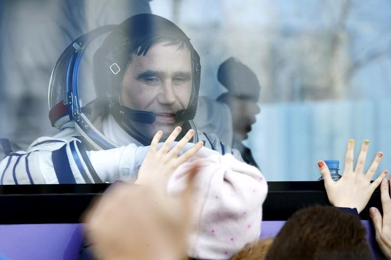 © Reuters. Final preparations for Soyuz TMA-19M launch