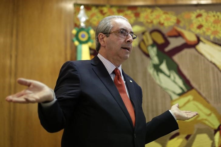 © Reuters. Presidente da Câmara dos Deputados, Eduardo Cunha, gesticula durante café da manhã com jornalisttas em Brasília