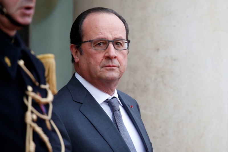 © Reuters. French President Hollande waits for a guest at the Elysee Palace in Paris