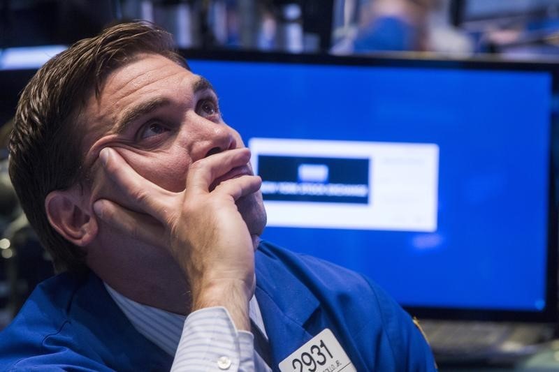 © Reuters. A trader waits for news while working on the floor of the New York Stock Exchange following a halt in trading in New York,