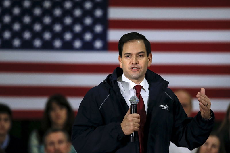 © Reuters. U.S. Senator and Republican presidential candidate Marco Rubio speaks during a campaign rally in Bow, New Hampshire