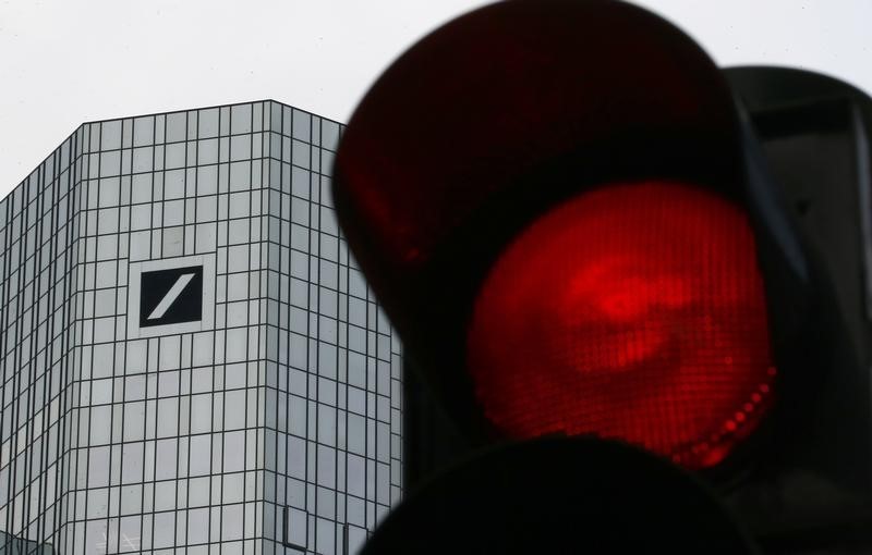 © Reuters. A red traffic lights is seen next to the headquarters of Germany's Deutsche Bank in Frankfurt