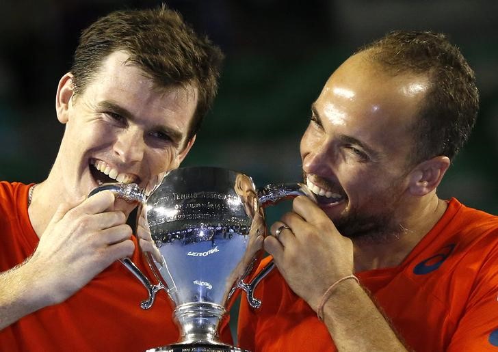 © Reuters. Brasileiro Bruno Soares (D) ao lado de seu parceiro, Jamie Murray (E), comemoram título do torneio de duplas do Aberto da Austrália, em Melbourne