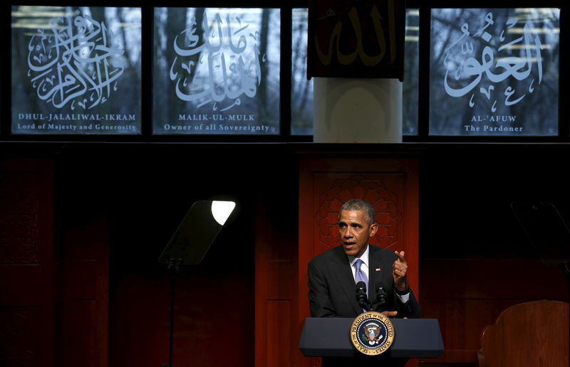 © Reuters. Obama delivers remarks at the Islamic Society of Baltimore mosque in Catonsville, Maryland