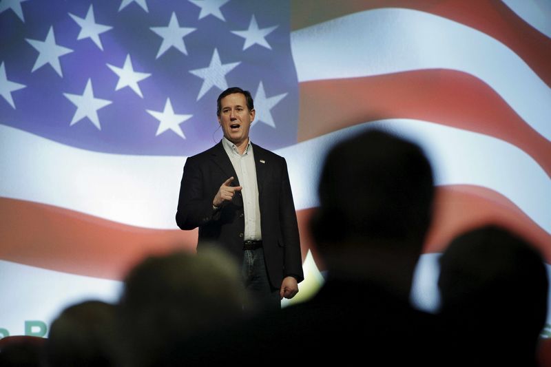 © Reuters. File photo of Republican U.S. presidential candidate Senator Rick Santorum speaking at the 10th Annual Iowa Renewable Fuels Summit in Altoona, Iowa