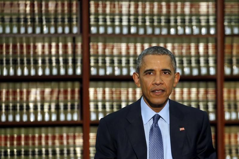 © Reuters. U.S. President Barack Obama attends a roundtable meeting at Rutgers University Law & Justice Center in Newark