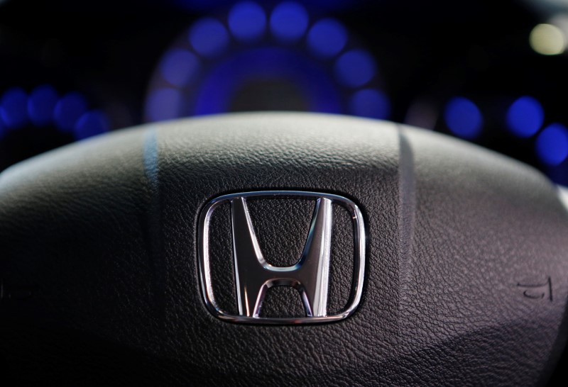 © Reuters. The logo of Honda Motor Co is seen on a steering wheel of a car at the company's showroom in Tokyo