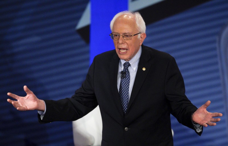 © Reuters. U.S. Democratic presidential candidate Bernie Sanders answers a question from the audience while taking part in a CNN Democratic Town Hall moderated by American journalist and CNN anchor Anderson Cooper (unseen) in Derry, New Hampshire