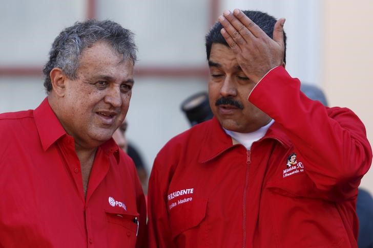 © Reuters. Президент Венесуэлы Николас Мадуро и министр нефти Эулохио дель Пино на встрече с нефтяниками в Каракасе 