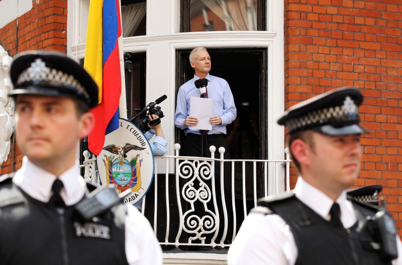 © Reuters. Policía británica dice que detendrá a Assange si sale de Embajada de Ecuador