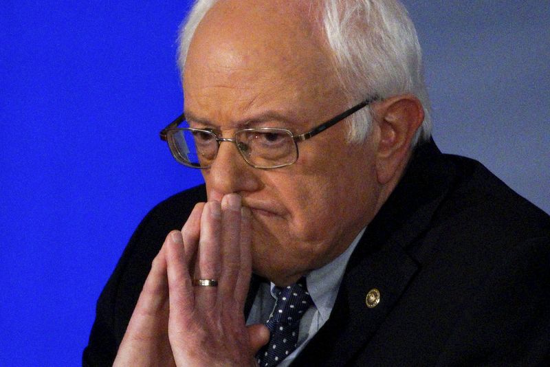 © Reuters. Pré-candidato democrata à Presidência dos EUA, Bernie Sanders, durante evento promovido pela CNN em Derry, New Hampshire