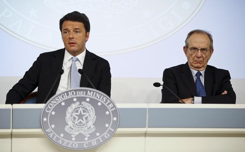 © Reuters. Renzi and Padoan attend a news conference in Rome