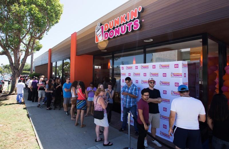 © Reuters. People stand in line outside a newly opened Dunkin' Donuts store in Santa Monica