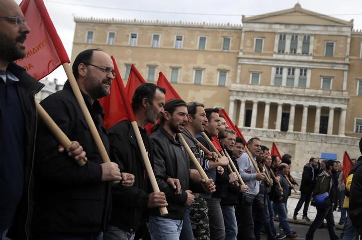 © Reuters. Membros de sindicato marcham durante greve de 24 horas em Atenas