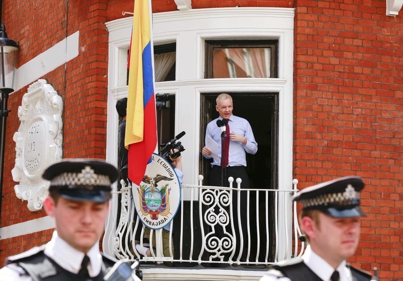 © Reuters. Fundador do WikiLeaks, Julian Assange, na varanda da embaixada do Equador em Londres