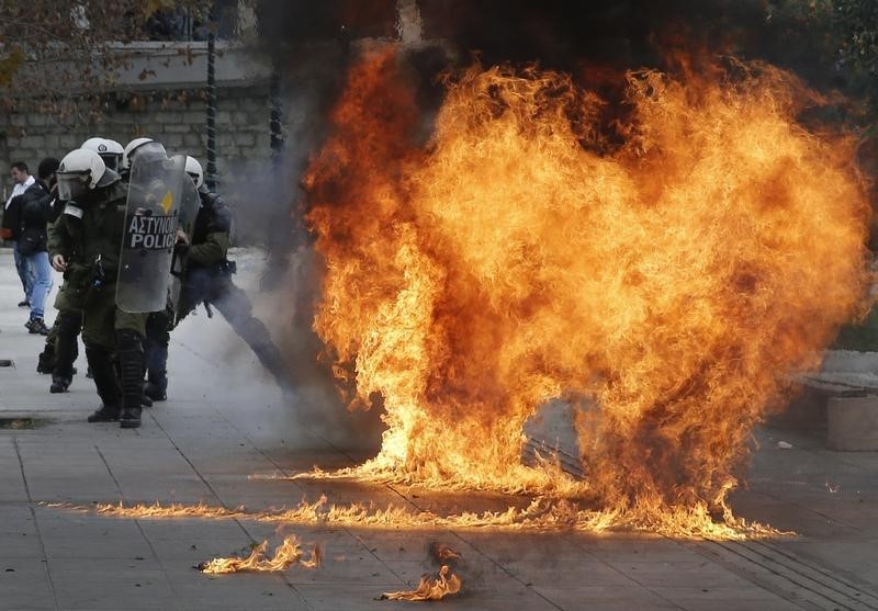 © Reuters. La Policía griega usa gases lacrimógenos, indignación con pensiones crece