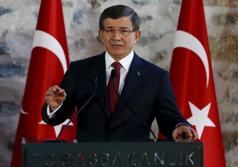 © Reuters. رئيس وزراء تركيا: من يساعدون الأسد يرتكبون جرائم حرب