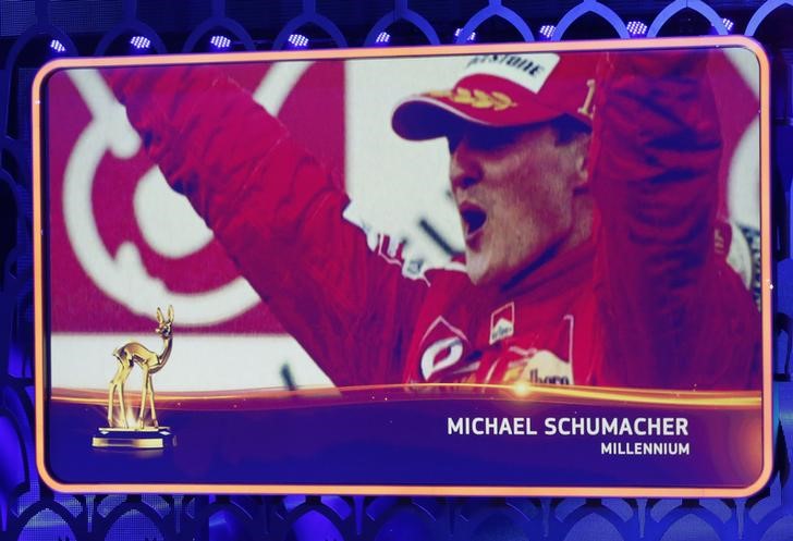 © Reuters. Il ritratto del pilota di Formula uno tedesco Michael Schumacher su un megascreen a Berlino 