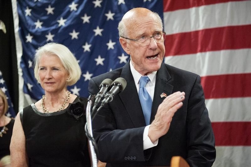 © Reuters. Republican Pat Roberts speaks to supporters after the results of the midterm elections in Topeka, Kansas