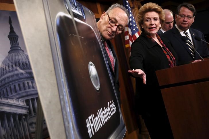 © Reuters. U.S. Senator Stabenow leads a news conference about potential legislation in response to the water crisis in Flint, Michigan, with Senators Schumer, Casey and Peters, at the U.S. Capitol in Washington